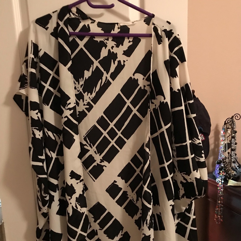 Black and white kimono shaw. Nordstrom. Medium